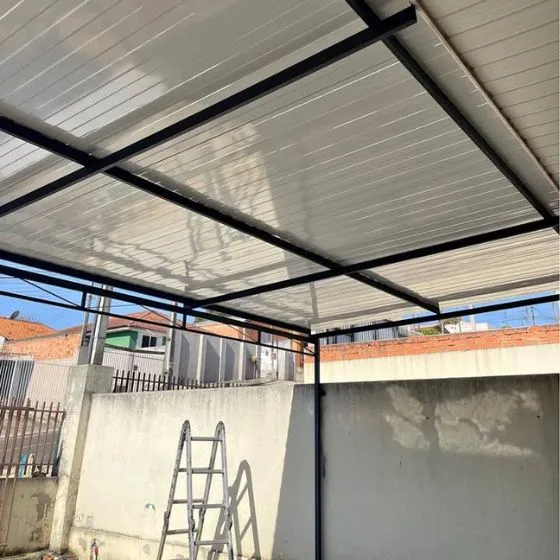 Cobertura de Telha Metálica Forro em Sumaré SP — Cobertura em pátio de comércio com mesas externas