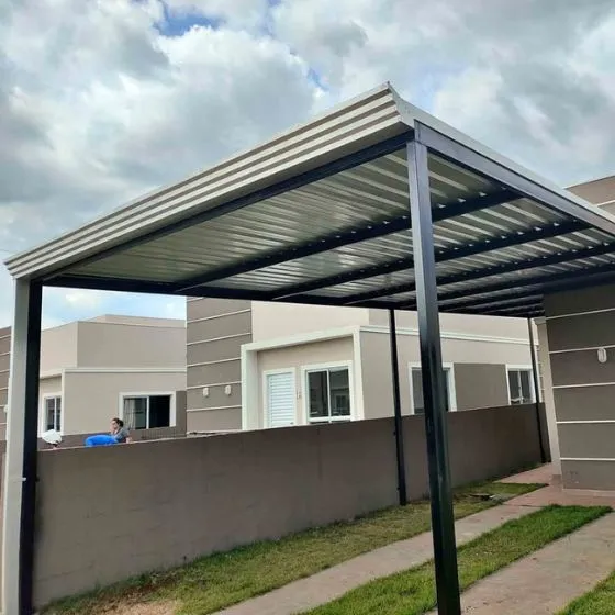 Cobertura de Telha Sanduíche em Sumaré SP Cobertura de Telha Sanduíche em Sumaré SP — Cobertura em área de piscina
