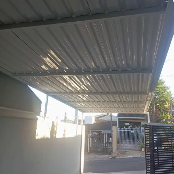Cobertura de Telha Sanduíche em Sumaré SP Cobertura de Telha Sanduíche em Sumaré SP — Instalação em fachada comercial