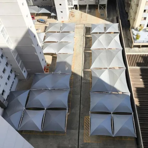 Sombreadores para Veículos em Sumaré SP Sombreadores para Veículos em Sumaré SP — Cobertura em pátio de comércio com mesas externas